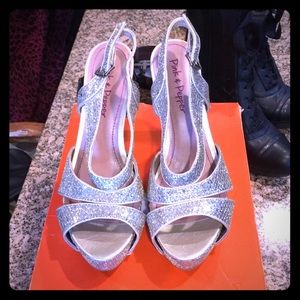 PINK AND PEPPER 5 1/2 inch GOLD Heels